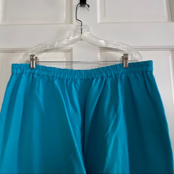 Versailles Capri Cropped Linen Pants - Picture 2 of 8